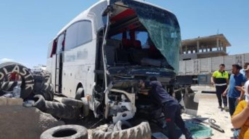 Yolcu Otob&uuml;s&uuml; İle Tır &Ccedil;arpıştı: 12 Yaralı