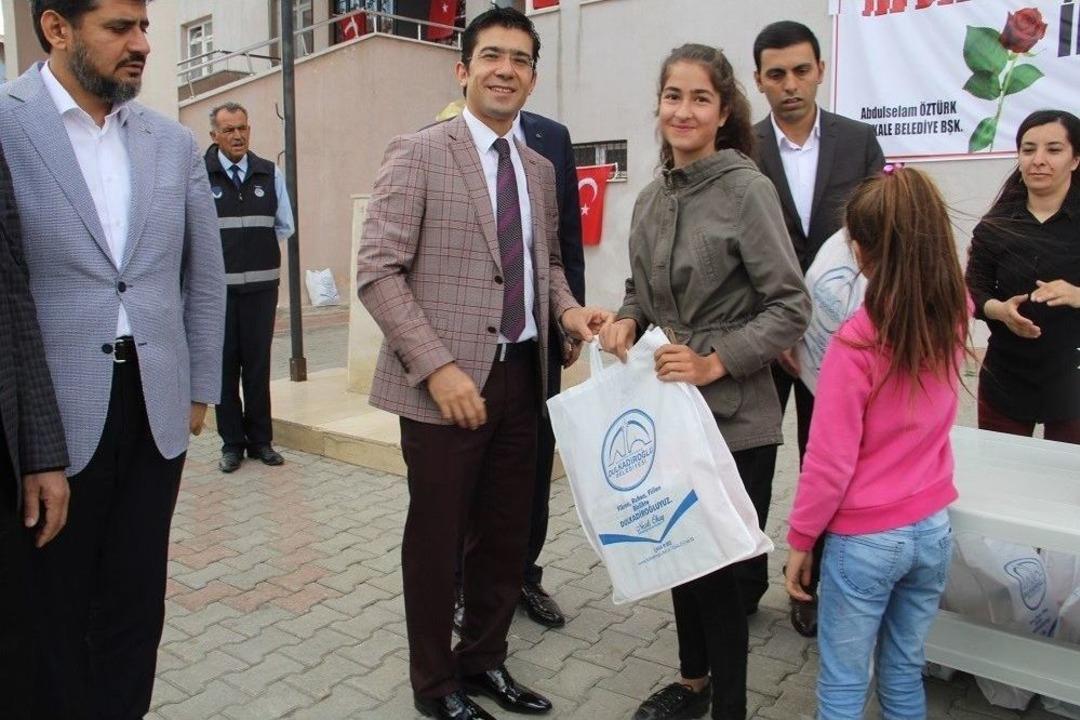 Başkale&rsquo;deki Bin 800 &Ccedil;ocuğa Bayram Hediyesi