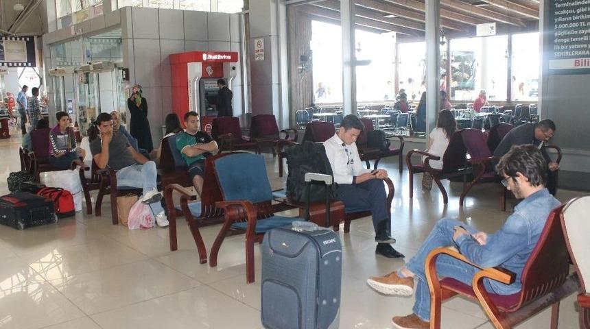 Otob&uuml;s Terminalinde Beklenen Bayram Yoğunluğu Yaşanmadı