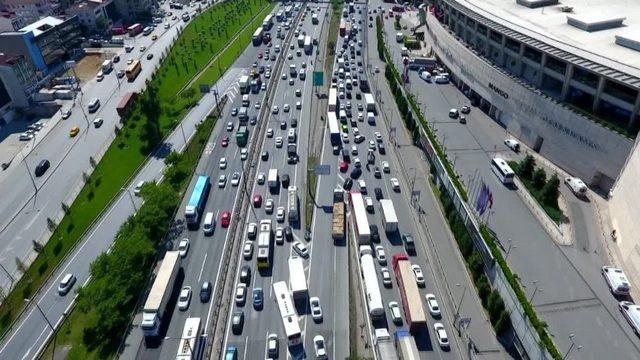 Tem Otoyolu’ndaki Trafik Havadan Görüntülendi