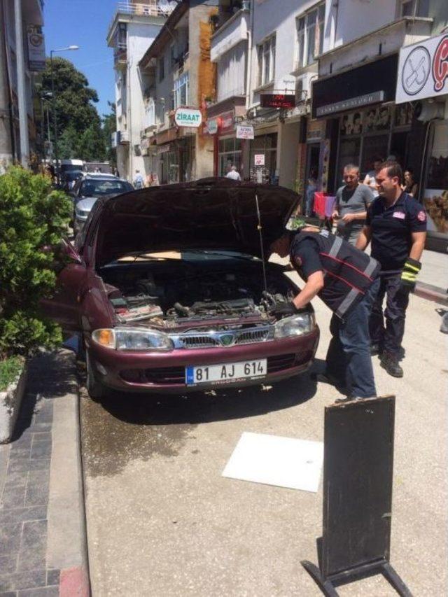 Otomobilin Motor Kısmına Giren Yılanı İtfaiye Ekipleri Çıkardı