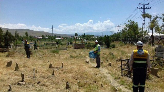 Edremit Belediyesinden Mezarlık Temizliği