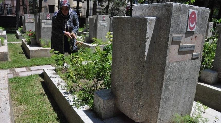 Hava Şehitliğinde Bayram Temizliği