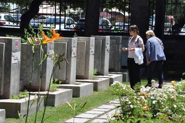 Hava Şehitliğinde Bayram Temizliği