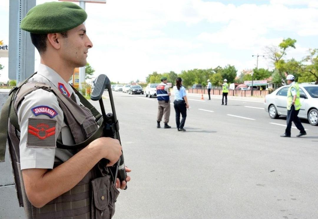 Aksaray&rsquo;da Uzun Namlulu Silahlarla Bayram Trafiği Denetimi