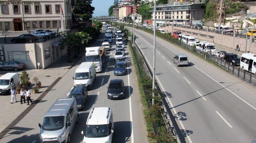 Karadeniz Sahil Yolu&rsquo;nda Tatil Yoğunluğu