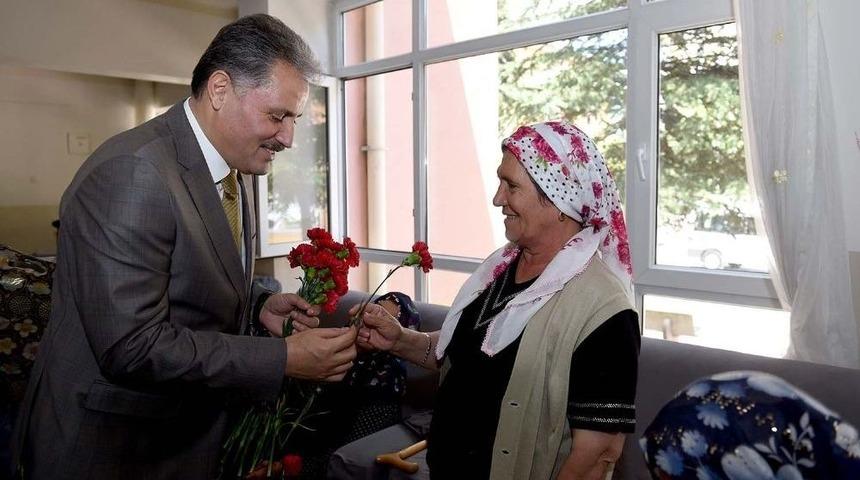 Başkan &Ccedil;akır Yaşlıların Bayramını Kutladı