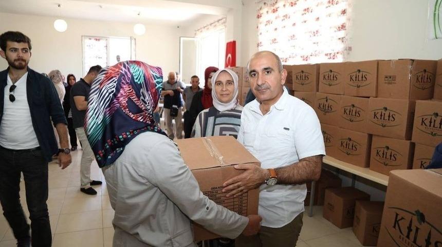 Başkan Kara Erzak Kolisi Dağıttı