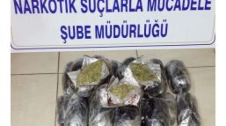Polis Ara&ccedil;ta Yaptığı Aramada 10 Kilogram Esrar Ele Ge&ccedil;irdi
