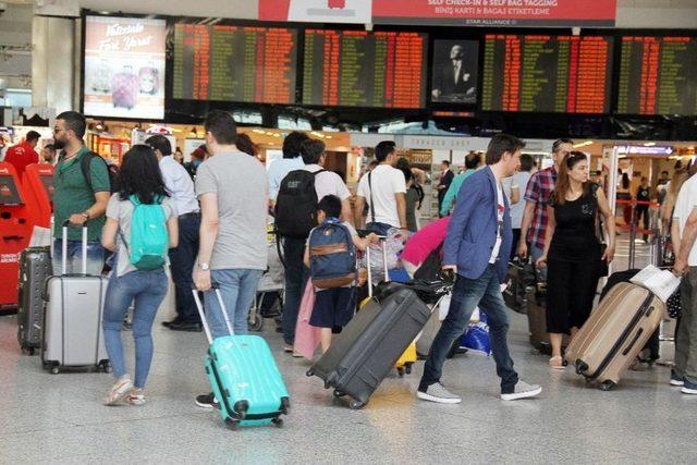 Atatürk Havalimanı’nda Bayram Yoğunluğu