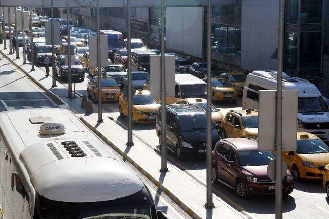 Atatürk Havalimanı’nda Bayram Yoğunluğu