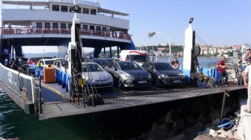 Çanakkale'de Arabalı Vapur Kayalıklara Çarptı