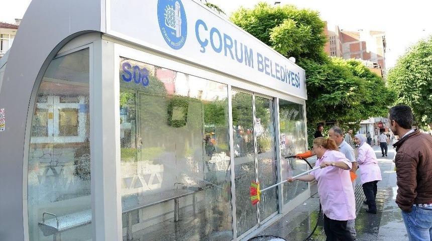 Çorum’da Otobüs Durakları Temizlendi