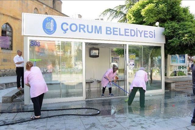 Çorum’da Otobüs Durakları Temizlendi