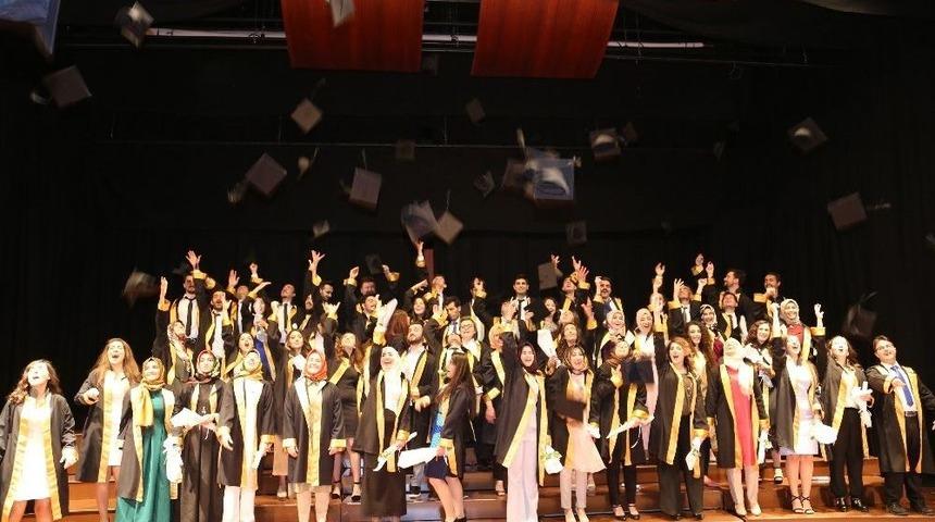 Diş Hekimi Adaylarının Mezuniyet Coşkusu