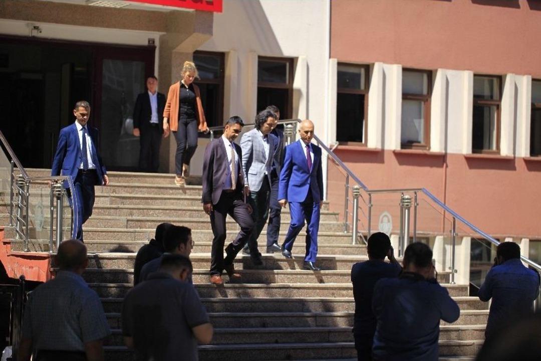 Merkeze Alınan Valiye Veda T&ouml;reninde Vatandaştan Tepki