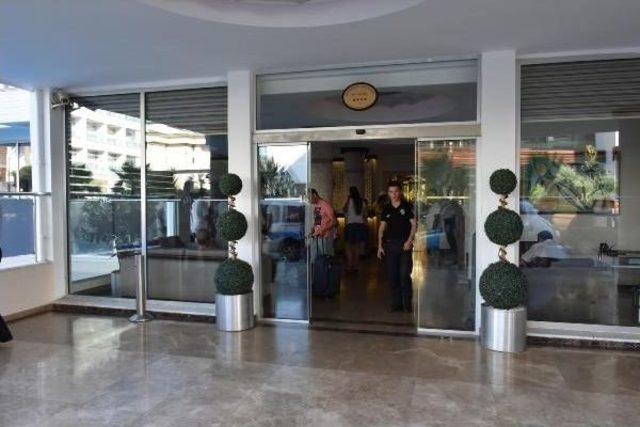 Tatilci 50 Aile, Otel Kapısında Kaldı