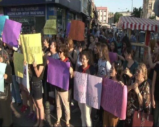 Darp Edilen Şortlu Kıza Kadınlardan Destek Eylemi