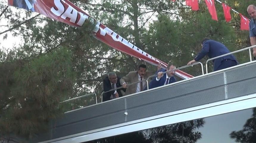 Bakan Ve Başbakan Yardımcısının Otob&uuml;s&uuml;n&uuml;n &Uuml;st&uuml;nde Zor Anları