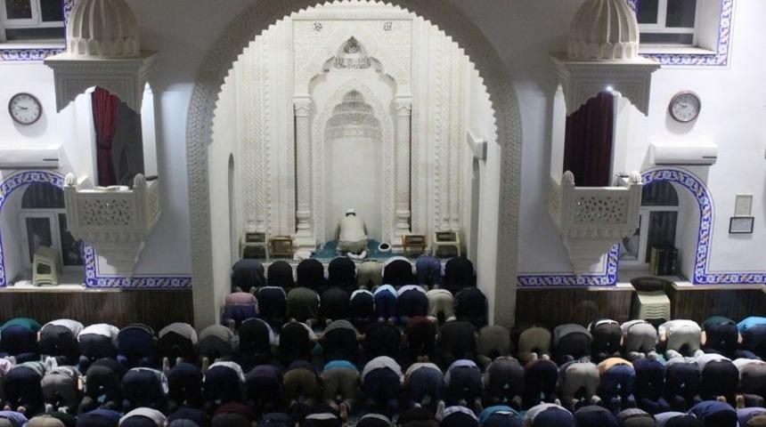 Mardin&rsquo;de Vatandaşlar Son Teravihte Buluştu