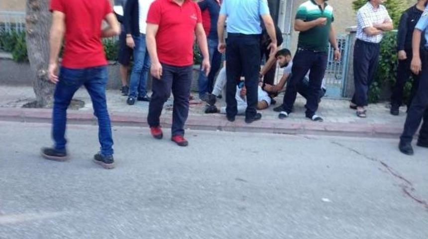 Kavgaya M&uuml;dahale Eden Polisin Silahından &Ccedil;ıkan Kurşunla Yaralandı