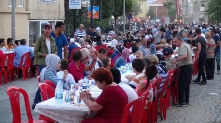 G&ouml;k&ccedil;eada'da T&uuml;rkler Ve Rumlar Hoşg&ouml;r&uuml; Sofrasında Iftar Yaptı