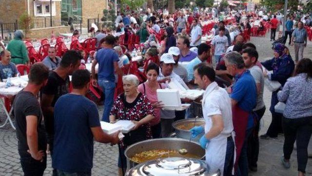 Gökçeada'da Türkler Ve Rumlar Hoşgörü Sofrasında Iftar Yaptı