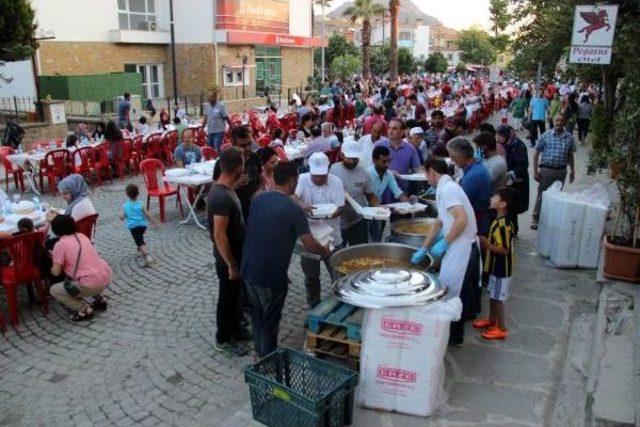 Gökçeada'da Türkler Ve Rumlar Hoşgörü Sofrasında Iftar Yaptı