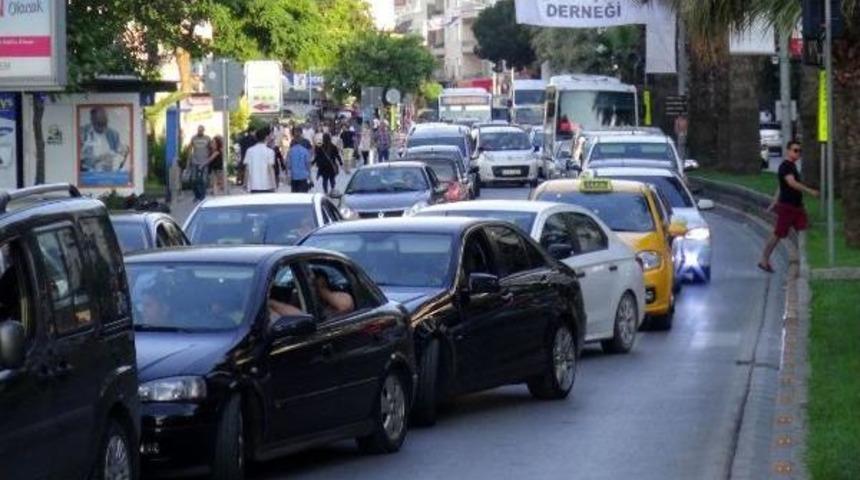 &Ccedil;anakkale'de 2 Kilometrelik Ara&ccedil; Kuyruğu