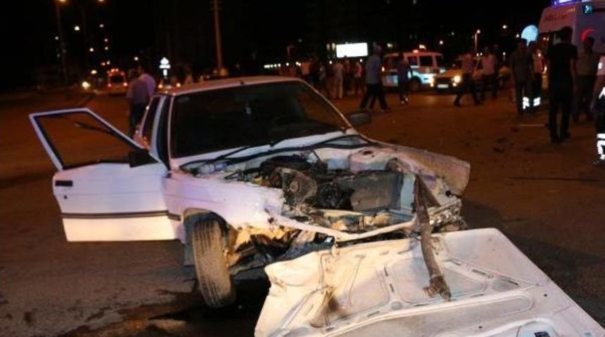 Adıyaman'da Iki Otomobil &Ccedil;arpıştı: 5 Yaralı
