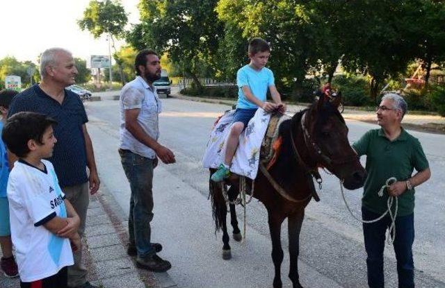 Oruç Tutan Çocukları Ata Bindirerek Ödüllendirdiler