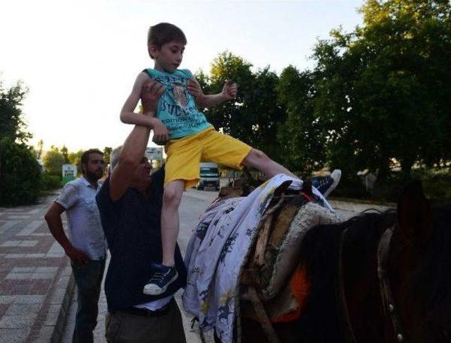 Oruç Tutan Çocukları Ata Bindirerek Ödüllendirdiler