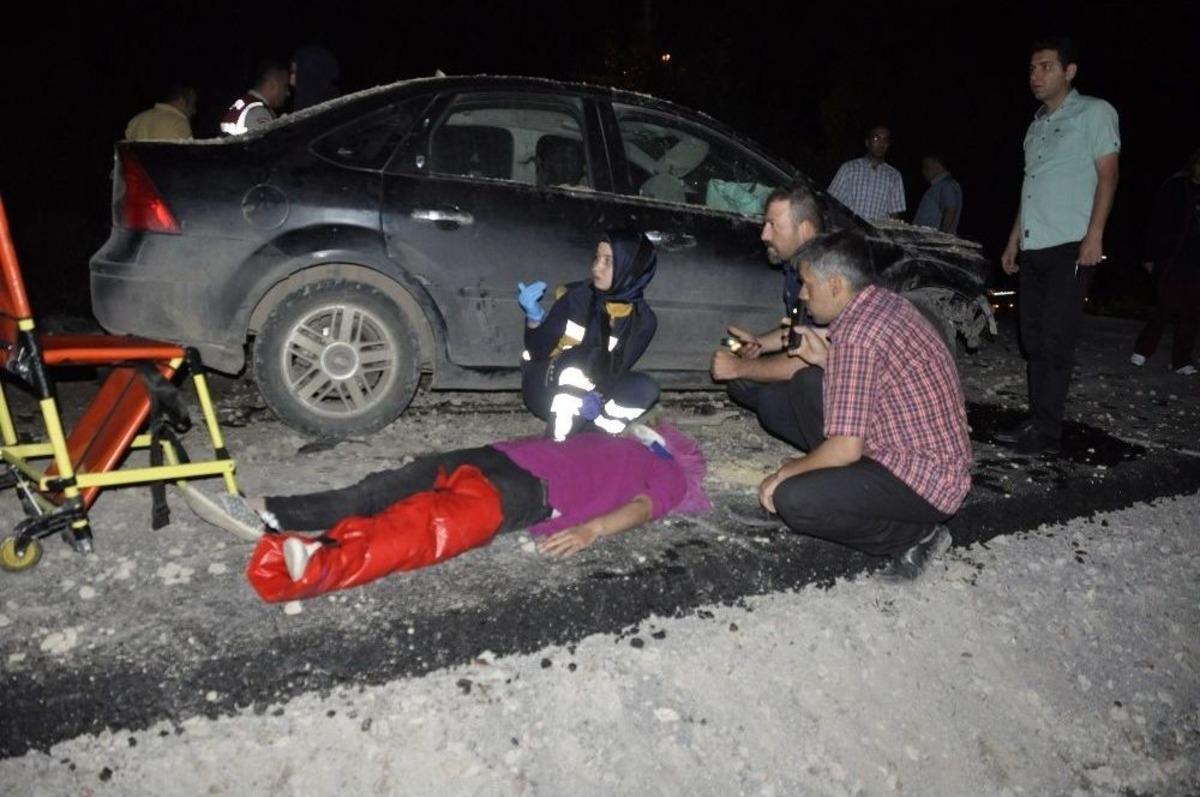 Konya&rsquo;da Otomobil Kum Yığınına &Ccedil;arptı: 6 Yaralı