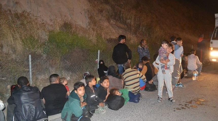 İzmir&rsquo;de Kamyonetin Kasasında 47 G&ouml;&ccedil;men Yakalandı