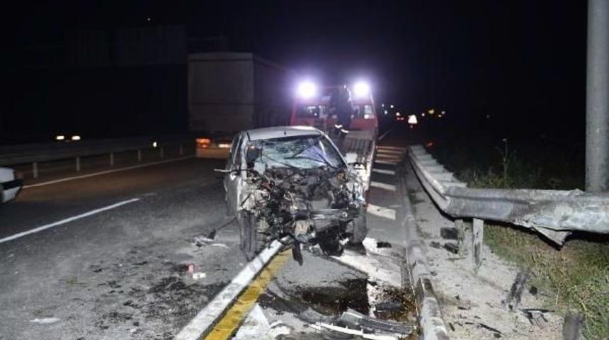 Otomobil Bariyerlere &Ccedil;arptı: Anne-Baba Ve Ikiz Kızları Yaralı