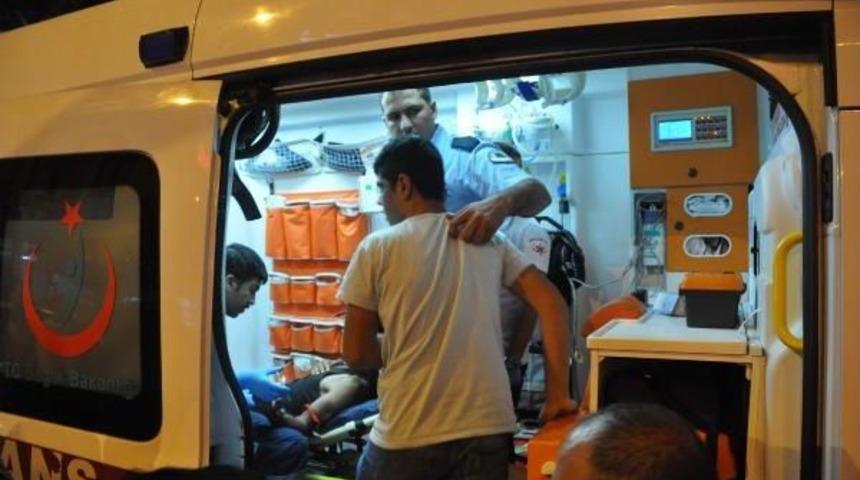 Şakalaşırken Arkadaşını Bı&ccedil;akla Yaraladı