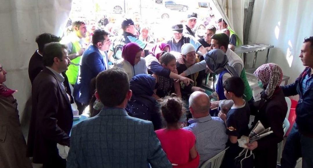 Milletvekilinin Yardım &Ccedil;eki Dağıtımında İzdiham