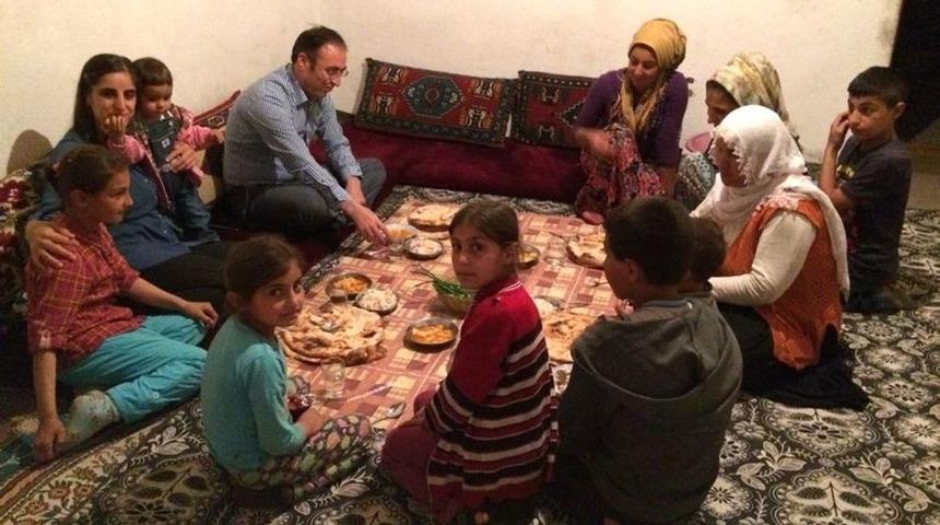 Akg&uuml;l, Dar Gelirli Ailelerin Sofrasına İftar Konuğu Oldu