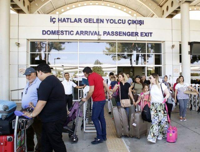 Antalya Havalimanında Bayram Yoğunluğu