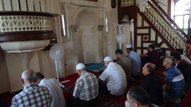 Vantilatör Çalmak İçin 4 Rekat Namaz Kıldı