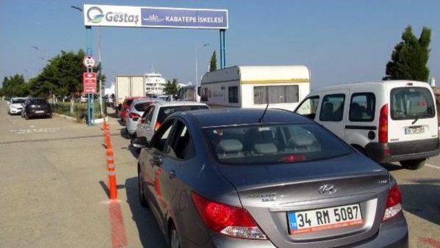 Çanakkale'de 5 Kilometrelik Feribot Kuyruğu