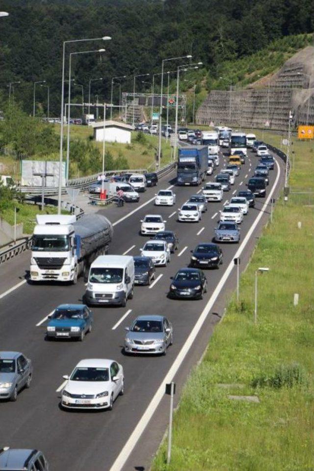 Tem'in Bolu Dağı Üneli'nde Trafik Durma Noktasına Geldi