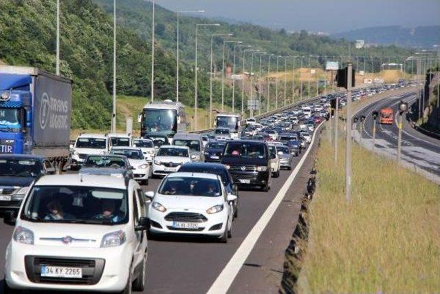 Tem'in Bolu Dağı Üneli'nde Trafik Durma Noktasına Geldi