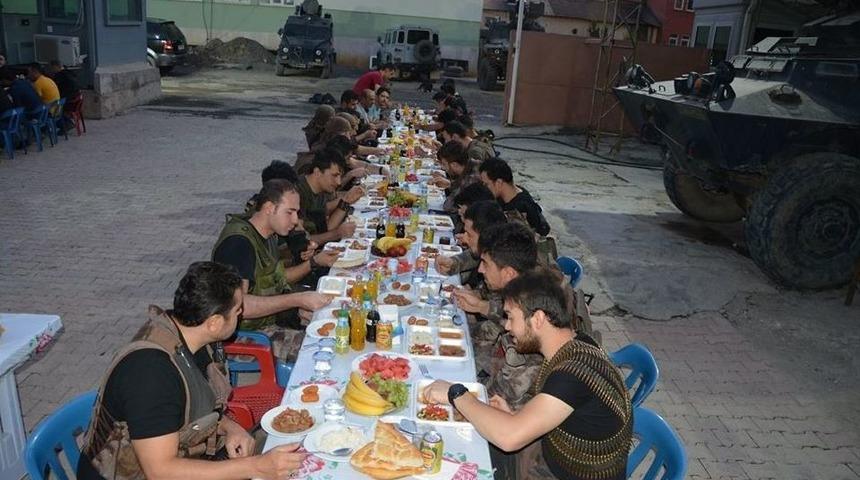 Beyt&uuml;şşebap&rsquo;ta G&ouml;rev Yapan Polisler İftarda Buluştu