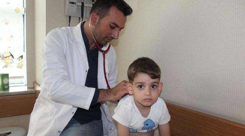 &Ccedil;ocuklar Şeker T&uuml;ketimini, Anne Baba Kontrol&uuml;nde Yapmalı