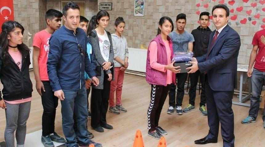 &Ccedil;aldıran Belediyesi&rsquo;nden Spor Okulları Hazırlık &Ouml;ğrencilerine Destek