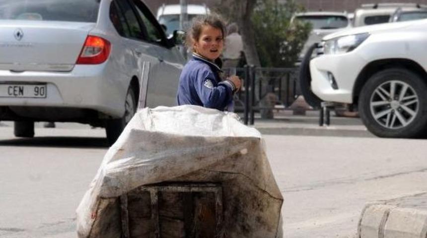 Suriyeli 3 K&uuml;&ccedil;&uuml;k Kardeşin Ekmek M&uuml;cadelesi