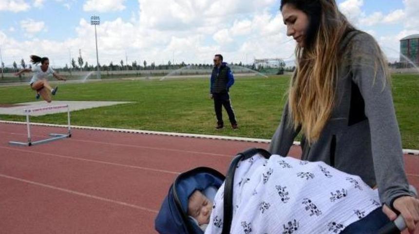 Atletizm Antren&ouml;r&uuml; &Ccedil;ift Bebekleriyle Milli Takım Kampında