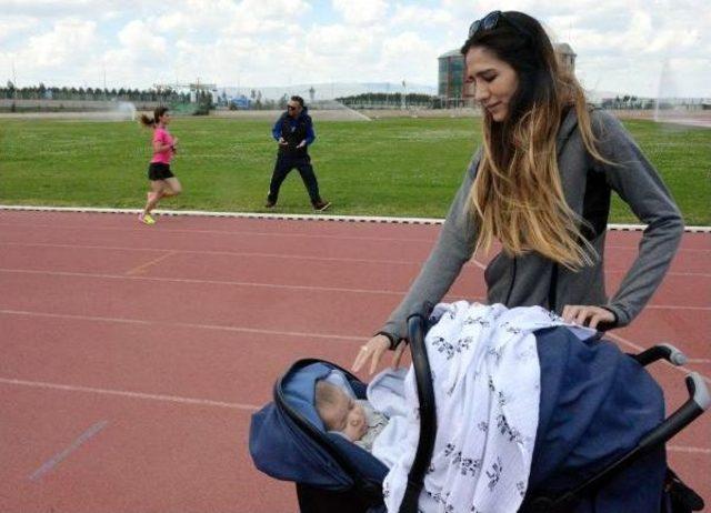 Atletizm Antrenörü Çift Bebekleriyle Milli Takım Kampında