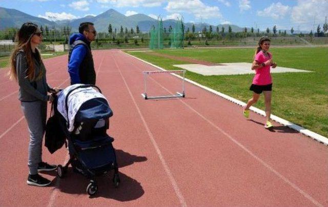 Atletizm Antrenörü Çift Bebekleriyle Milli Takım Kampında